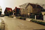 Aus der Serie 'privater EU-Grenzzaun“, 2019

Analoge Fotografie, 41 x 61 cm, Künstlerrahmung
1/7 + 1 AP, rückseitig signiert, datiert und beschriftet

AUSRUFPREIS: 500.-